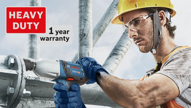 一名工人戴着安全帽，使用一款蓝色博世专业电动螺丝刀。