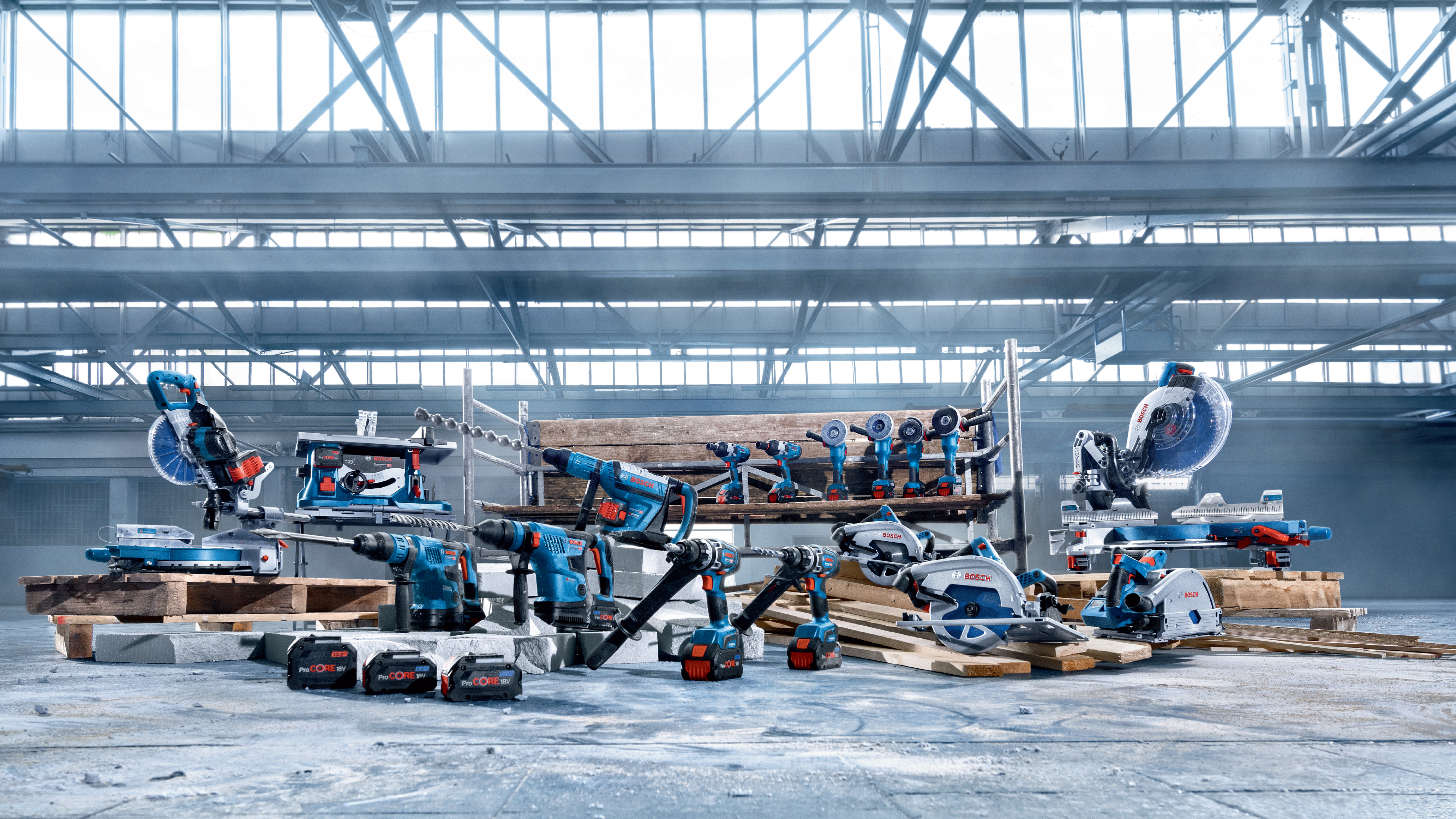 不同的博世专业工具在一个大厅的木托盘上。