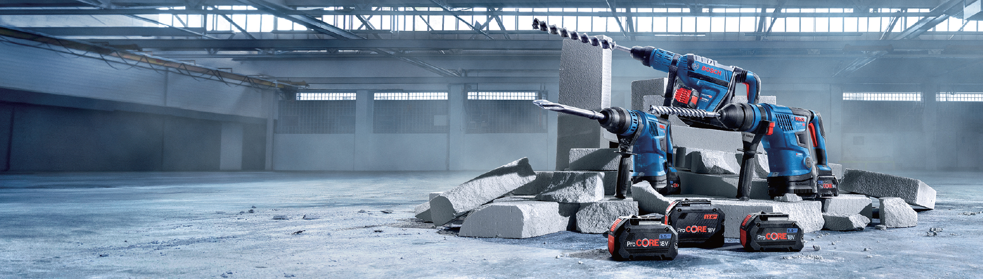 两个蓝色的博世专业工具放在灰色混凝土部件旁边。