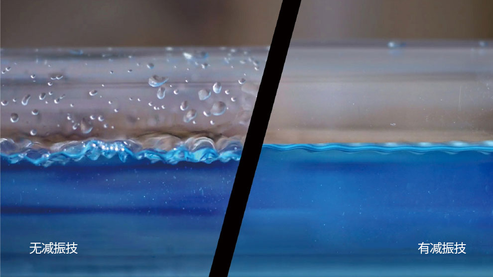 玻璃上的水滴，左侧模糊，右侧清晰，带有蓝色液体。