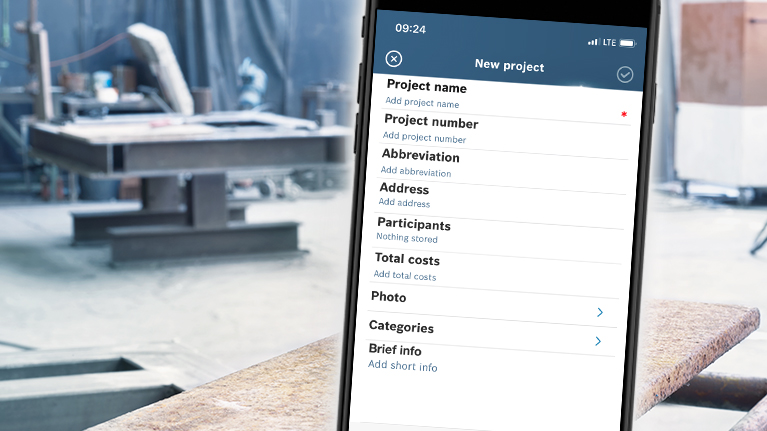 智能手机在车间显示项目信息。