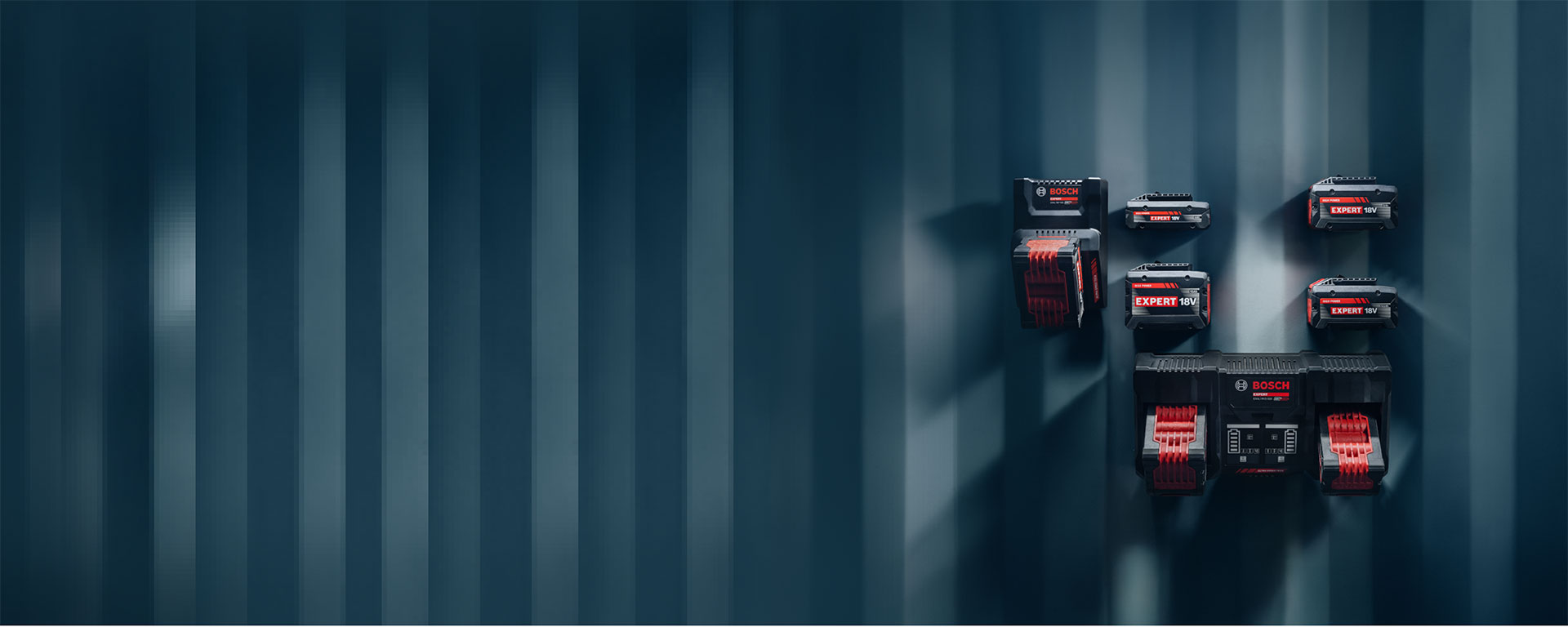 不同的博世专业电池安装在蓝色墙壁上。