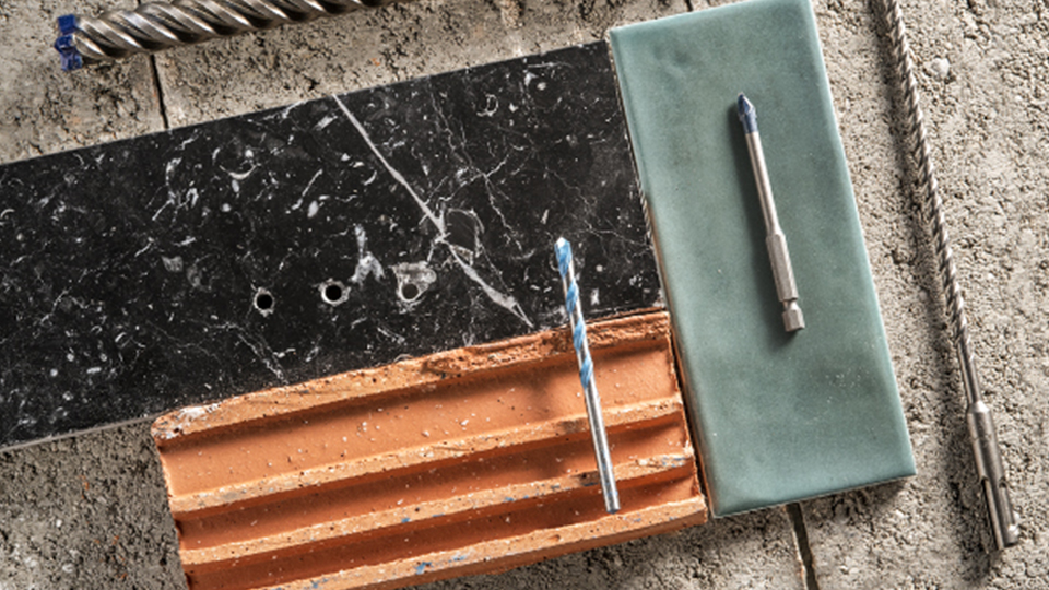 博世专业工具在不同材料上，包括瓷砖和砖块。