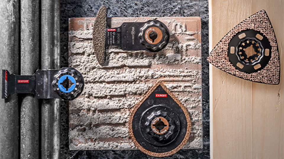 三款博世专家工具放在粗糙的表面上，旁边有管道。