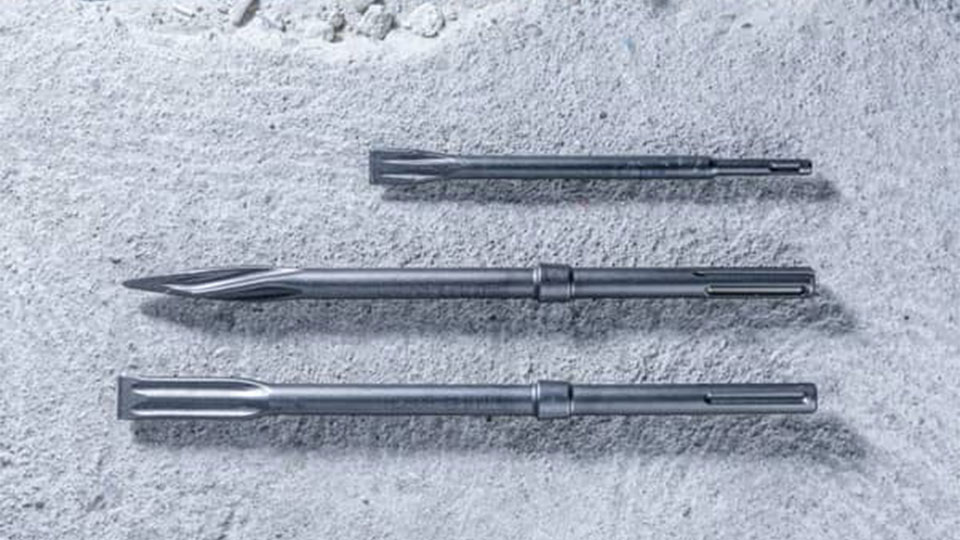 三个灰色的博世专业工具附件放在混凝土地面上。