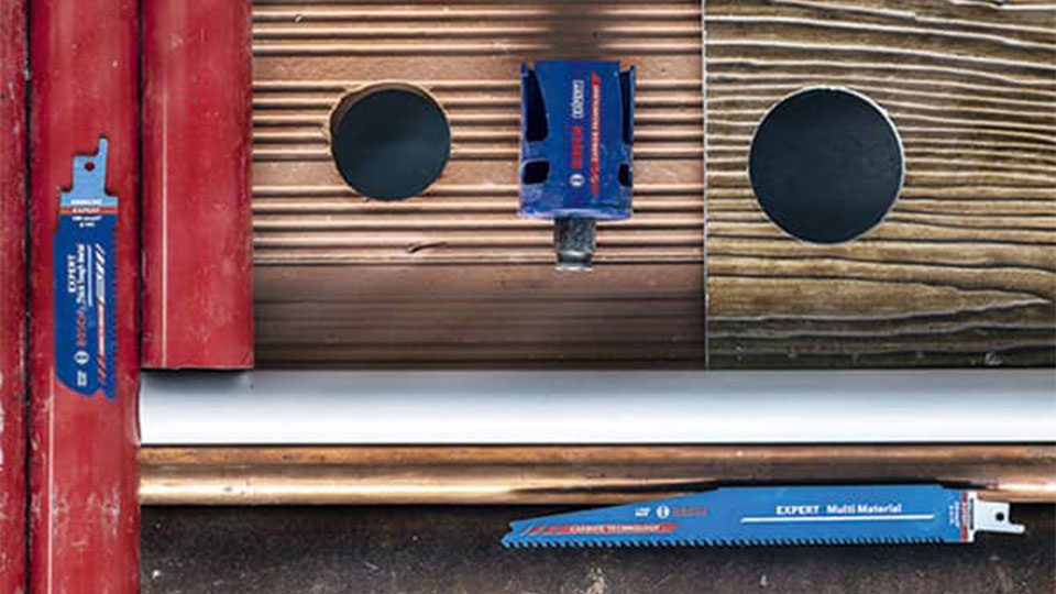 博世专业锯片放置在木板和管道上。