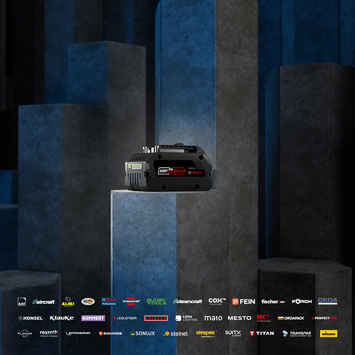 黑色博世专业工具放在灰色块上，背景是蓝色墙壁。