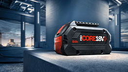 一块博世专业CORE 18V电池放置在灰色表面上。