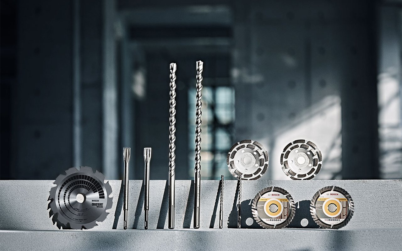 博世专业工具：各种钻头和锯片在混凝土上。