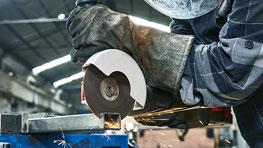 一个人正在使用博世专业切割片切割金属。