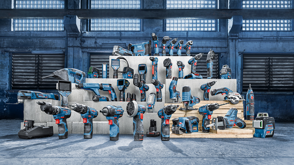 不同的博世专业工具放在木托盘和混凝土上。