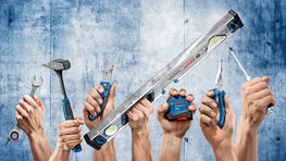 手持不同的博世专业工具，背景是一面蓝色的墙。