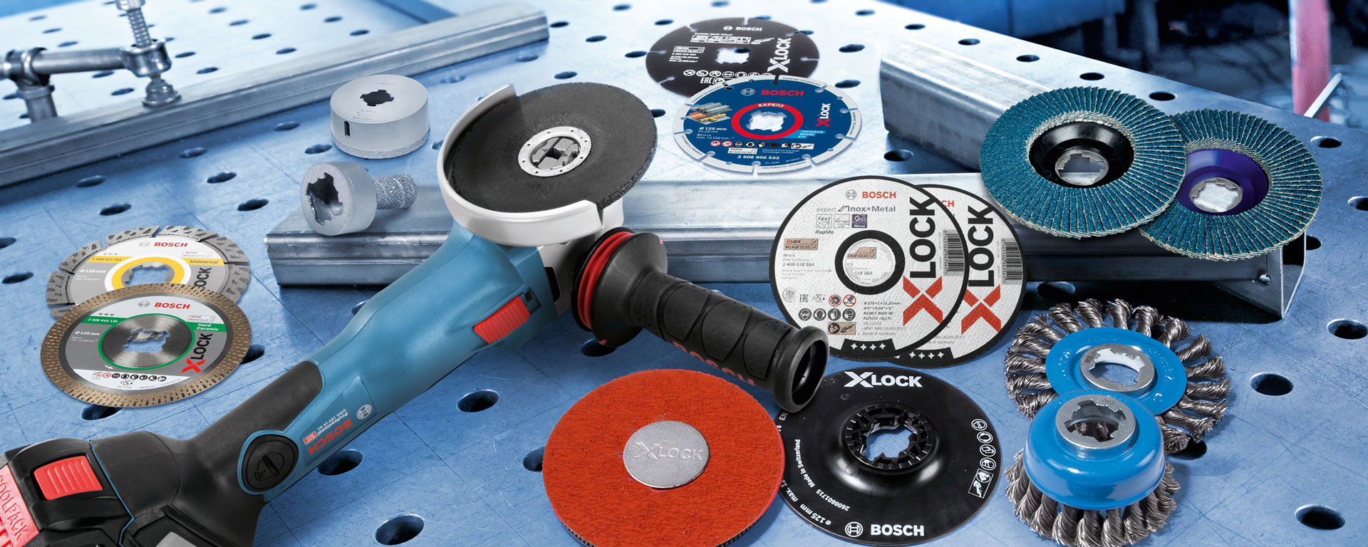 一台蓝色博世专业角磨机及配件放在桌子上。